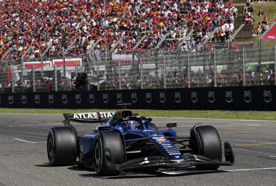 红牛车队轻取红牛二队，拉塞尔关键制胜