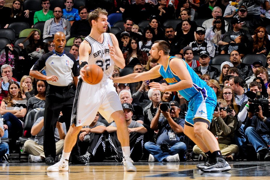 马刺完胜新疆队,浓眉哥高光表现 马刺完胜新疆队,浓眉哥高光表现