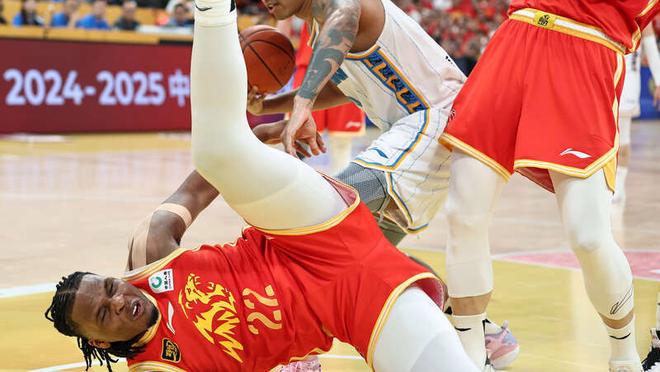 篮球赛季总决赛抢眼上演，球队实力均衡