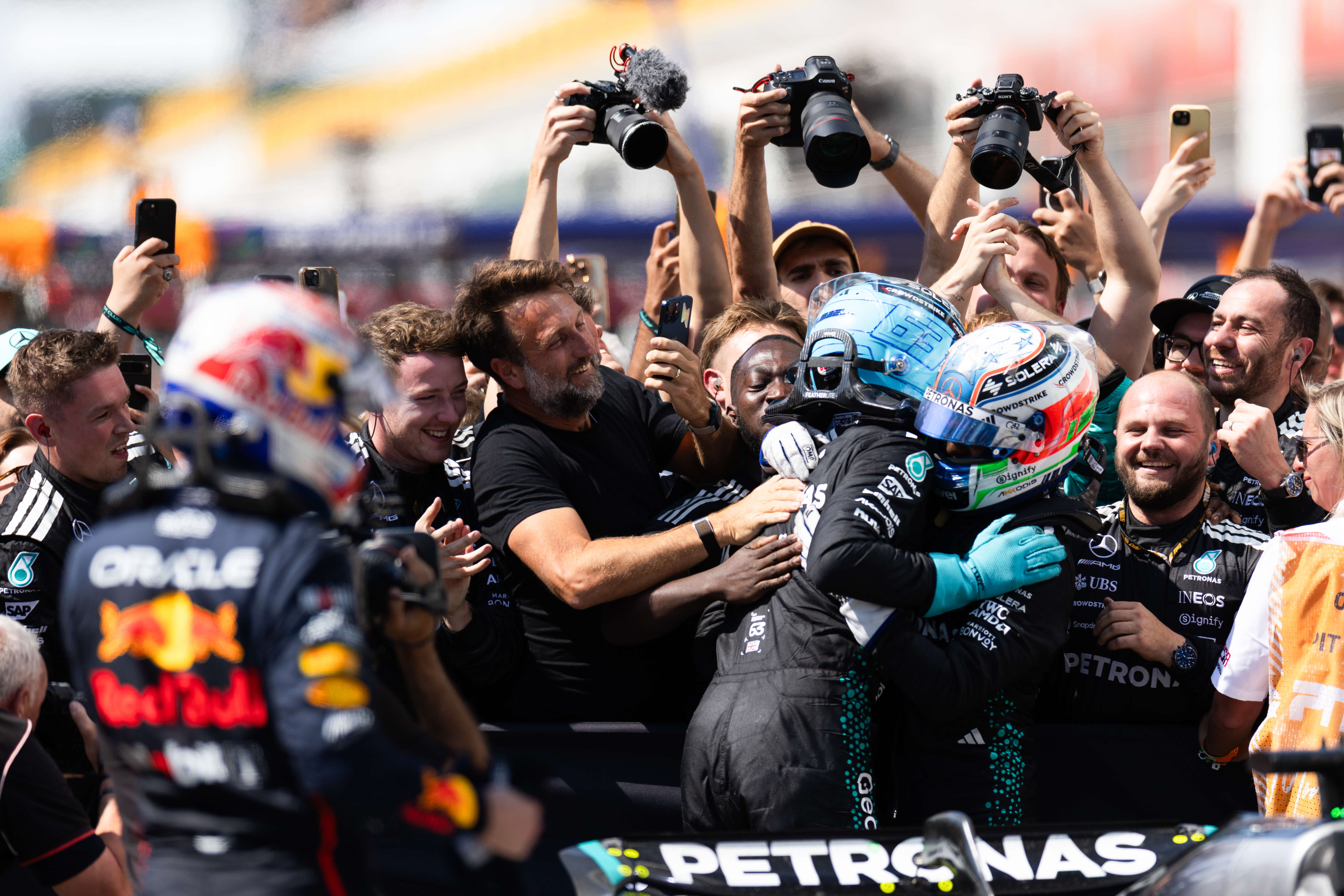 索伯车队碾压雷诺车队，皮亚斯特里统治全场