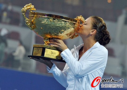 波兰游泳选手斩获金牌，登上领奖台